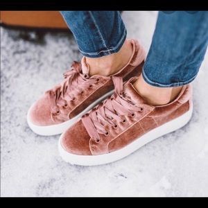 Steve Madden Bertie Blush velvet sneakers size 6B